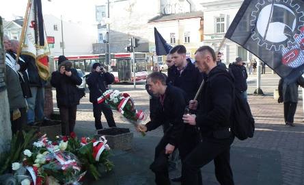 Kwiaty pod pomnikiem złożyli między innymi członkowie Narodowego Radomia oraz Młodzieży Wszechpolskiej