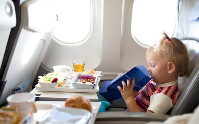 Darmowa woda i jedzenie na lotnisku oraz w samolocie: proste triki, polecane przez internautów. Jak nie przepłacać w czasie podróży?