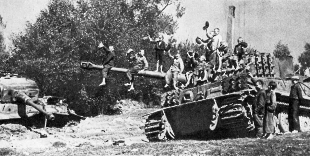 Zdjęcie wykonane przez propagandę radziecką pod Zambrowem. Na zdjęciu Tygrysy, które zostały zniszczone pod Zambrowem.