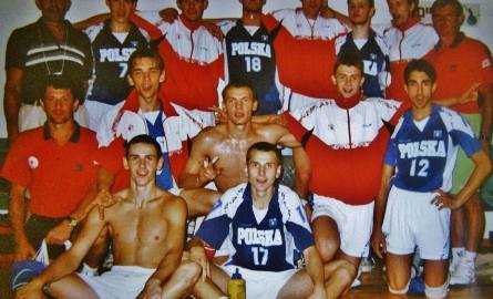Zdjęcie zrobione zaraz po zdobyciu Mistrzostwa Europy Juniorów w Izraelu w 1996 roku. Trener Sroka stoi pierwszy z prawej