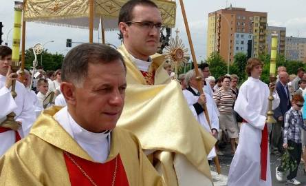Arcybiskup Mieczysław Mokrzycki idzie w procesji Bożego Ciała w Stalowej Woli w 2013 roku przy relikwiach Jana Pawła II.