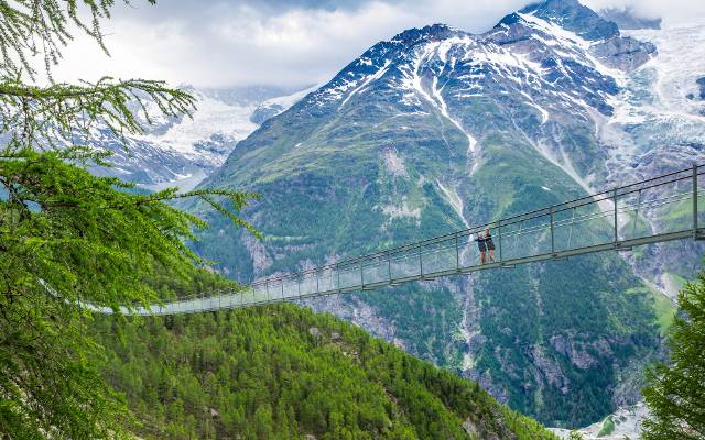 9 niesamowitych mostów wiszących w Europie – tylko dla odważnych. Rozciągające się z nich widoki zapierają dech w piersiach