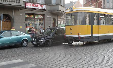 Terenowe auto jest mocne, ale zderzenia z tramwajem nie wytrzymalo...