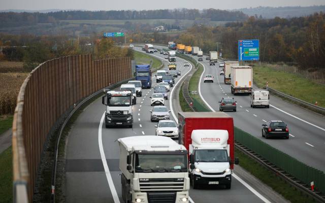 Zderzenie trzech samochodów na autostradzie A4. Uwaga na utrudnienia w ruchu, jeden pas zablokowany w okolicy gminy Zabierzów