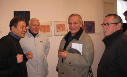 O wystawie  rozmawiają artyści – od lewej - Stanisław Zbigniew Kamieński, Henryk Hoffman, Bogumił Łukaszewski i Jan Trojan
