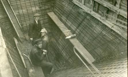 20 lutego 1928 r zalewanie betonu zasobnika węglowego. Jaka firma wykonywała te prace? Kogo uwiecznił fotograf?