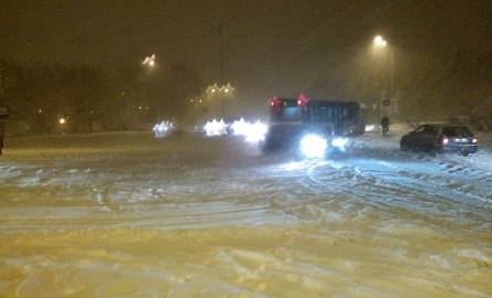 Na pętli Słoneczne w Szczecinie autobus B utknął w śniegu.