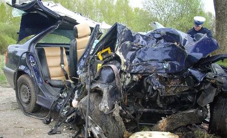 Makabryczny wypadek pod Białogardem. BMW uderzyło w drzewo, 3 osoby nie żyją