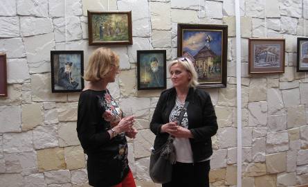 Anna Skubisz - Szymanowska, dyrektor MBP i Elżbieta Raczkowska, plastyczka z Resursy, rozmawiały o sztuce Henryka Sarny.