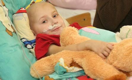 Kacperek Mitręga spędza w szpitalu bardzo dużo czasu. Chłopiec mimo bardzo ciężkiej choroby, potrafi się cieszyć i uśmiechać do najbliższych.