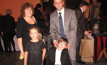 Rodzice Szymonka: Wiola i Arkadiusz Kowalikowie i mała Zuzia dziękują widzom za pomoc dla Szymonka - przed tatą w wózku