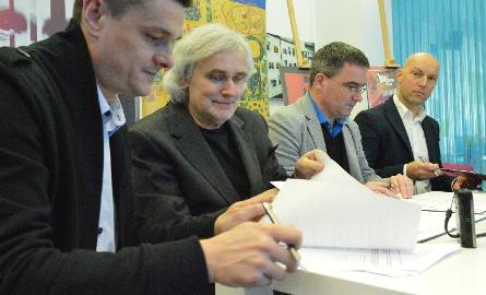 Po podpisaniu umowy o współpracy (od lewej): Sebastian Ciemnoczołowski (burmistrz Kargowej), Andrzej Buck (dyrektor artystyczny Kozzi Gansta Film), Bernd