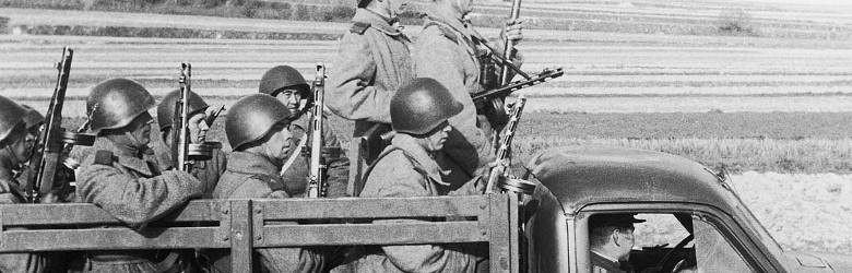 Sowieccy żołnierze w ciężarówce podczas transportu - miejsce nieustalone - 1944 lub 1945 r. Na proporcu napis: „Za naszą radziecką ojczyznę”