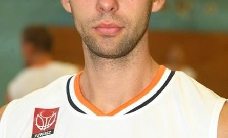 Łukasz Fąfara.Ma 28 lat. Jest rodowitym kielczaninem i koszykarzem pierwszoligowego UMKS. W poprzednim sezonie wywalczył z kieleckim zespołem historyczny