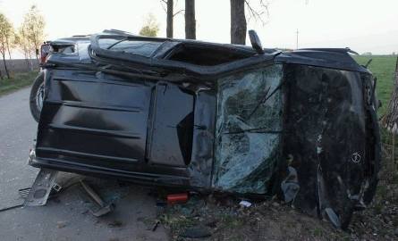 Opel wypadł w drogi i dachował. Dwie osoby w szpitalu (zdjęcia)