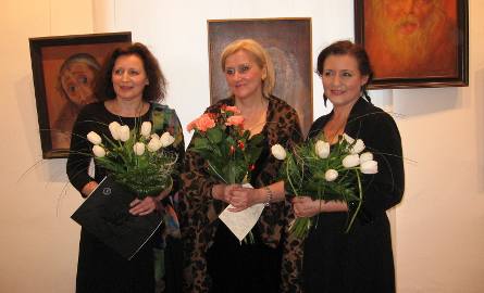 Elżbieta Raczkowska, kurator wystawy ( w środku), Łucja  Czarnecka i Dorota Ficoń otrzymaly kwiaty.