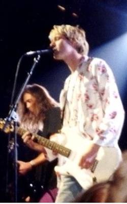 Kurt Cobain (Na środku) i Krist Novoselic (po lewej) na żywo w 1992 MTV Video Music Awards.