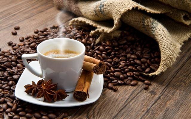 Regularne picie kawy z cynamonem poprawi odporność organizmu, który będzie radził sobie lepiej w walce z wirusami i bakteriami. Do swojej ulubionej kawy
