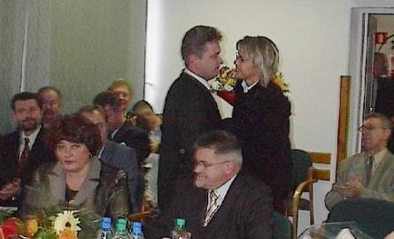 Prezydent-elekt Jarosław Wilczyński gratuluje Indze Kamińskiej osiągniętego w wyborach wyniku.