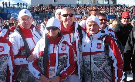 Z pochodzącym z Sandomierza Piotrem Nurowskim (drugi z prawej), prezesem Polskiego Komitetu Olimpijskiego, pod skocznią w Whistler, na której dwa medale