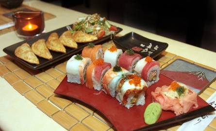 Rainbow sushi i pierożki gyoza przygotowane w restauracji japońskiej Higashi w RadomiuCoraz chętniej radomianie sięgają po sushi z myślą także o zaserwowaniu