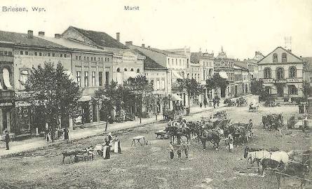 Dzień targowy na rynku w Wąbrzeźnie, czyli głównym placu miasta, w pierwszych latach ubiegłego stulecia