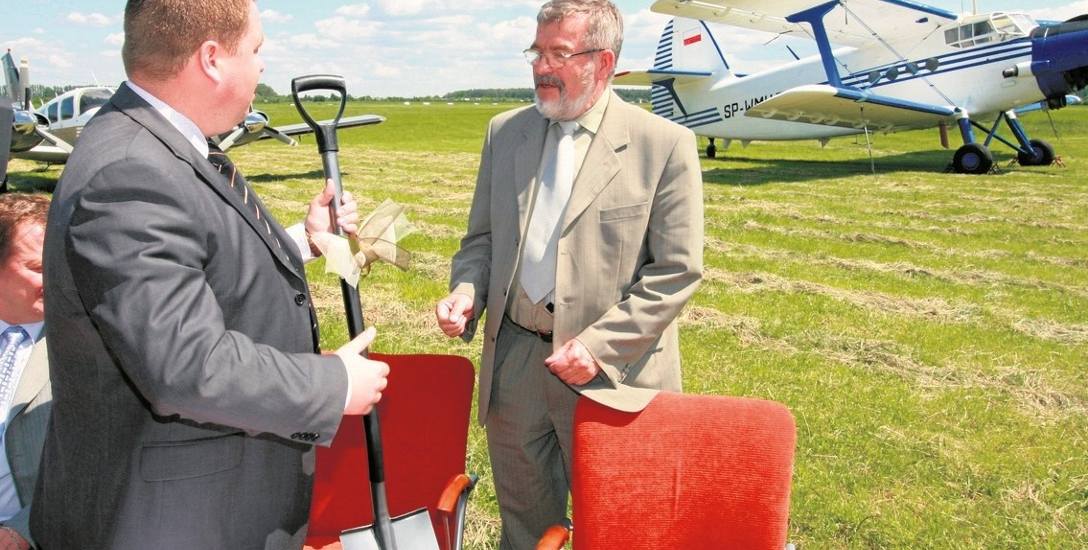 14 czerwca 2006 roku, białostockie Krywlany. - Teraz można już chwytać za łopatę i rozpoczynać budowę pasa startowego - powiedział tuż po podpisaniu