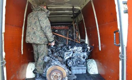 Kradzione silniki i skrzynię biegów ujawnili natomiast funkcjonariusze w drogowym przejściu granicznym w Bobrownikach