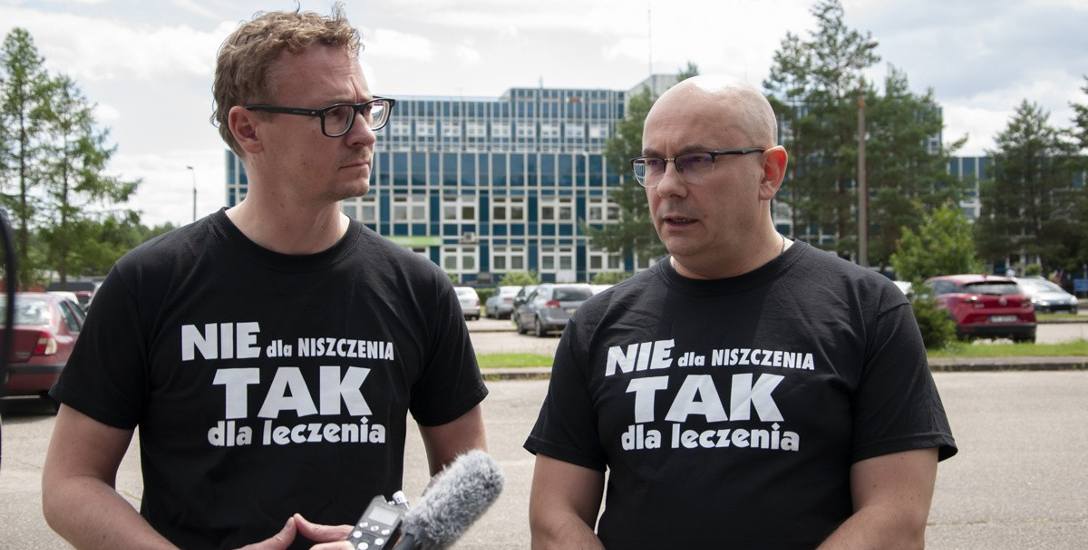 We wtorek, 30 czerwca lekarze ze szpitala im. S. Staszica w Pile wyszli przed placówkę wraz z przedstawicielami Wielkopolskiej Izby Lekarskiej, by zaprotestować