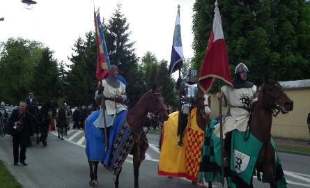 W przemarszu ulicami miasta uczestniczyli jadąc na koniach członkowie Radomskiej Chorągwi