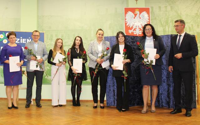 Miechów. Burmistrz i dyrektorzy wyróżnili nauczycieli z okazji ich święta