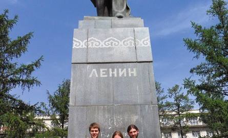 Ułan Bator – pomnik Lenina z mongolskim ornamentem. A pod nim stoją (od lewej): Andrzej Moniuszko, Kuba Blicharz i Mikołaj Tokarczyk.