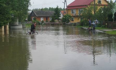 Przejazd przez Dymitrów jest niemożliwy, bo woda zalała główną drogę.