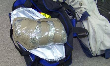 Narkotyki znaleziono w torbie podróżnej.
