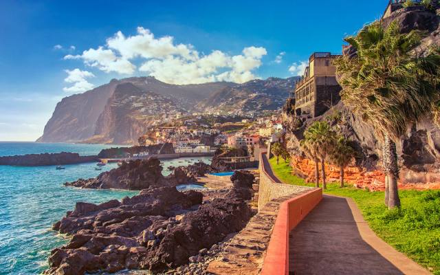 15 najlepszych atrakcji Madery na wiosenny urlop. Pływanie z delfinami, zjazd w koszu, muzeum Cristiano Ronaldo i inne pomysły na zabawę