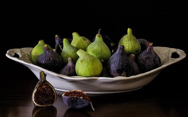 Świeże figi koloru fioletowego jada się na surowo, natomiast świeże figi zielone – najlepiej nadają się do suszenia.