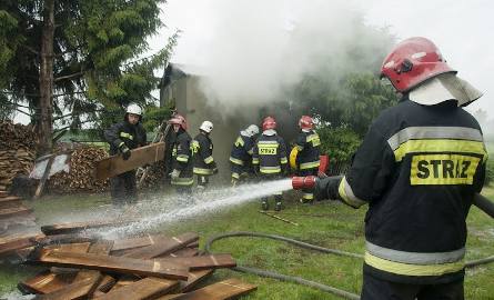 Strażacy walczyli z ogniem w suszarni drewna w Ujeździe
