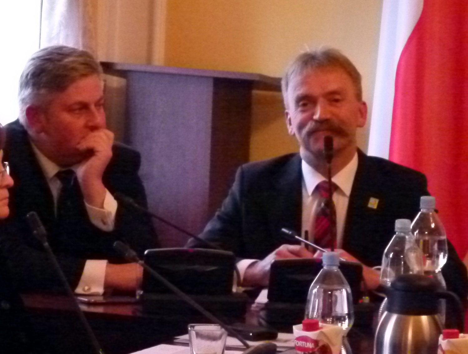 Zadowolony Krzysztof Kaliński (z prawej) po zwycięskich dla niego wyborach samorządowych burmistrza Łowicza. Obok wiceburmistrz B. Bończak