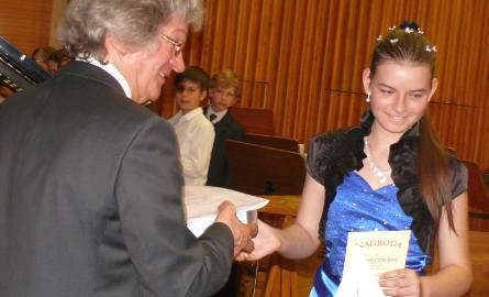 Wręczanie nagrody dla Larysy Cierechowej z Ukrainy, grające na fortepianie.