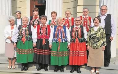1. Rogowianka to zespół ludowy działający w gminie Końskie od 1986 roku, liczy 6 pań i muzyk. Śpiewają piosenki ludowe z regionów świętokrzyskiego i