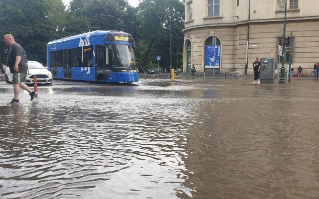 Rozlewisko w centrum Krakowa. Ulica Wielopole pod wodą, zalane zostały też Starowiślna i św. Gertrudy. Utrudnienia!