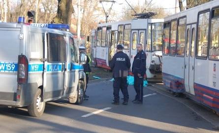Tragedia na Wojska Polskiego. Motocyklista wjechał w tramwaj i zginął na miejscu [zdjęcia, wideo]