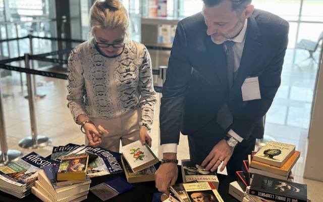 Książki od Konsula Generalnego Francji trafiły do biblioteki na krakowskim lotnisku