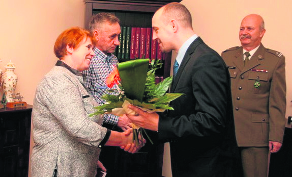 Państwo Łobodzińscy otrzymali srebne medale za wychowanie czterech synów, którzy dzielnie służyli w wojsku.