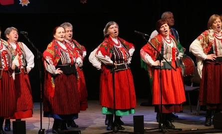 Wszystkie pięknie, na ludową nutę, śpiewają. Od lewej: Halina Halik,  Halina Nowak, Janina Ćwik, Irena Gąsior, Maria Lipiec, Czesław Zieja i Wanda Z