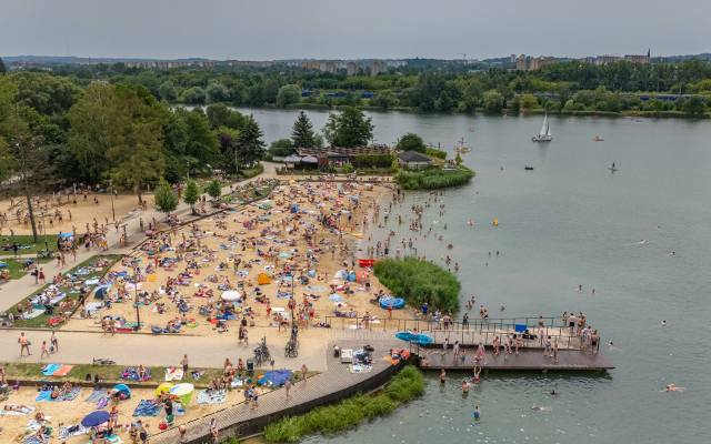 Leniwa niedziela na Bagrach. Mieszkańcy Krakowa odpoczywają na plaży i zażywają letnich kąpieli. Wakacje rozkręciły się na dobre