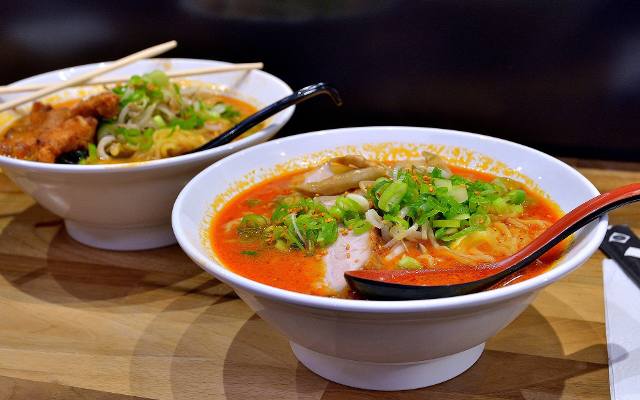 Ramen, miso czy zupa pho? Orientalne zupy, których jeszcze nie próbowałeś [PRZEPISY]