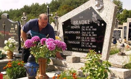 Ryszard Bradke przy grobie brata.