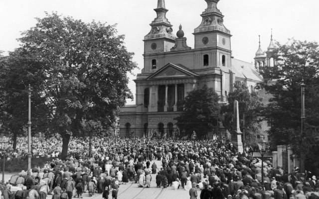 Najstarsza katedra w Polsce na archiwalnych zdjęciach. Tak wyglądała przed wojną. To szczególne miejsce!