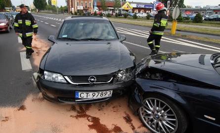 Bydgoszcz - zderzenie 3 samochodów i rowerzysty; są ranni (zobacz zdjęcia)